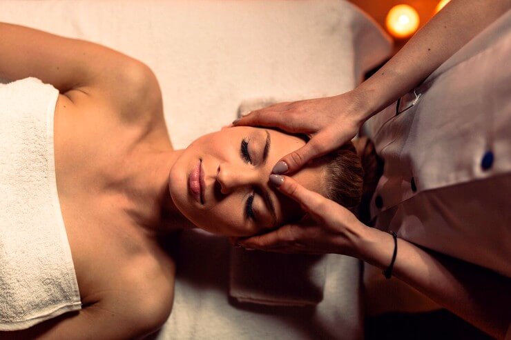 Massage d'une femme sur le visage