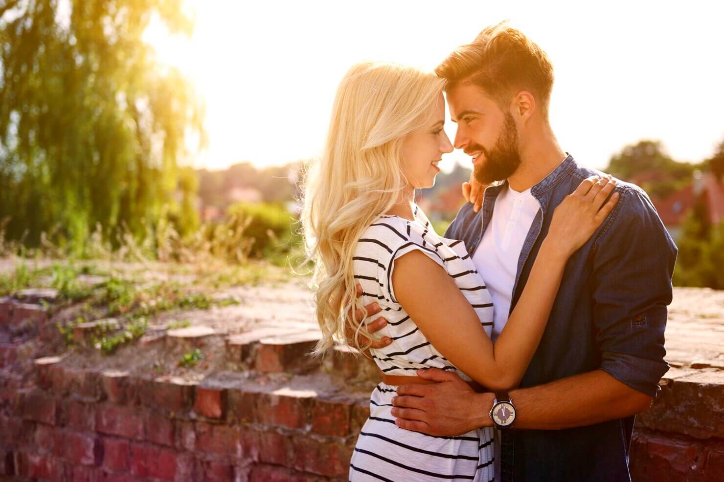 Couple amoureux au soleil