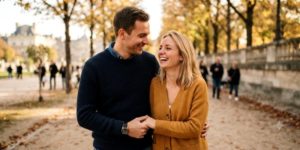 Un jeune homme avec une belle femme blonde en promenade