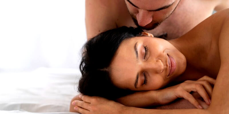 Couple partageant un moment d'intimité lors d'un massage sensuel