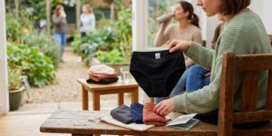Femme tenant des culottes menstruelles